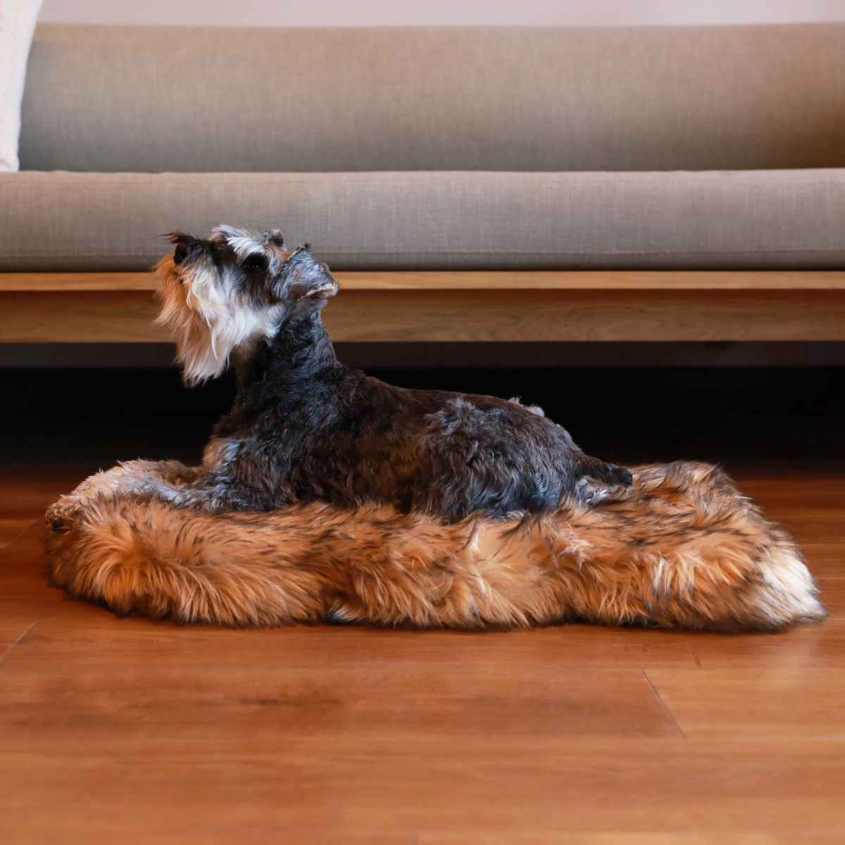 PupRug Curve Sable Tan faux fur bed detail