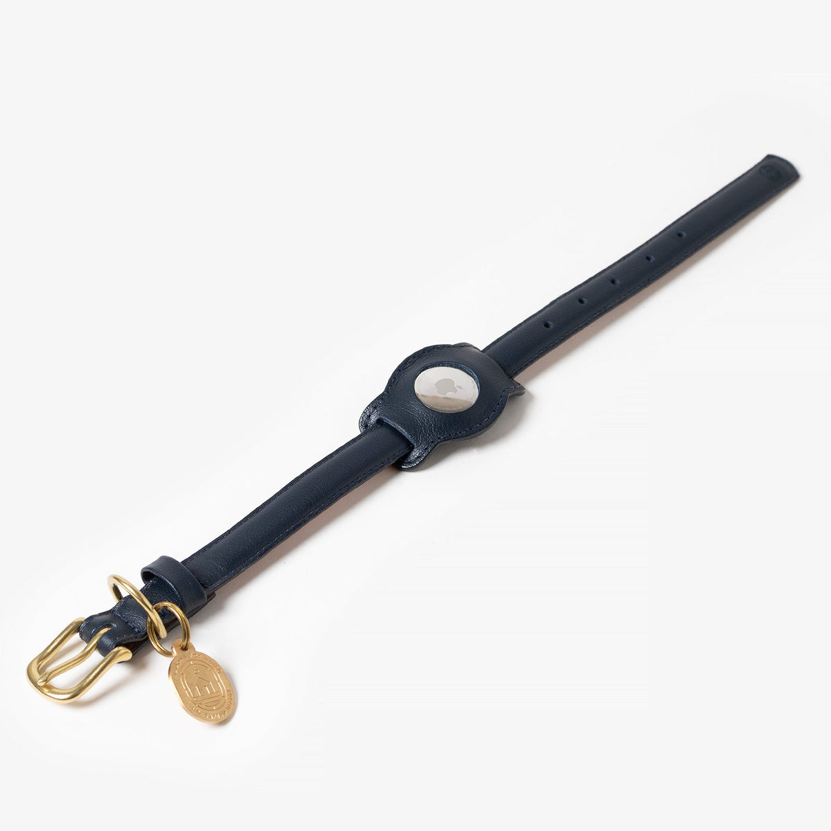 Soporte para AirTag Midnight colocado en un collar Ramona compatible
