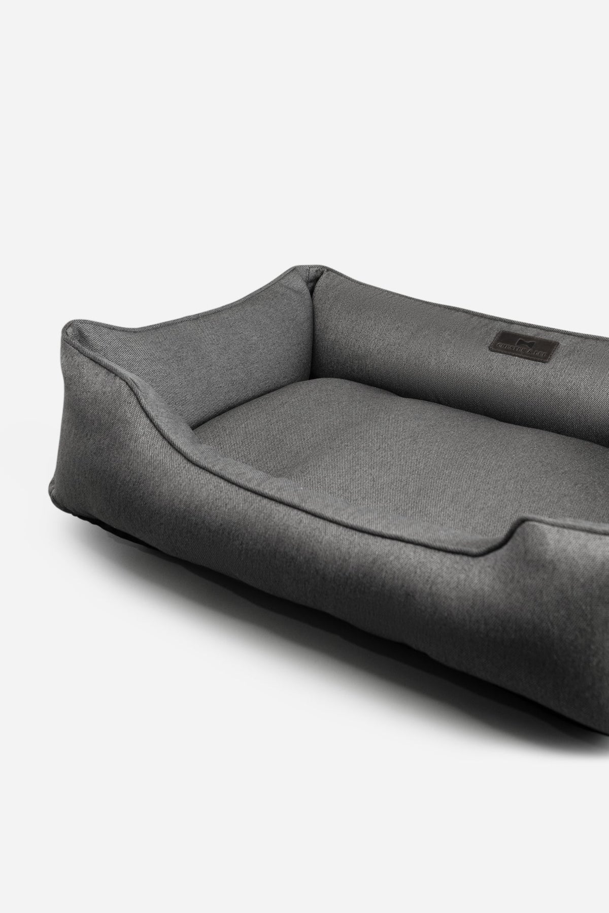 Vista en ángulo de Chester & Lee | Cotton Sleeper - Cama para perros gris