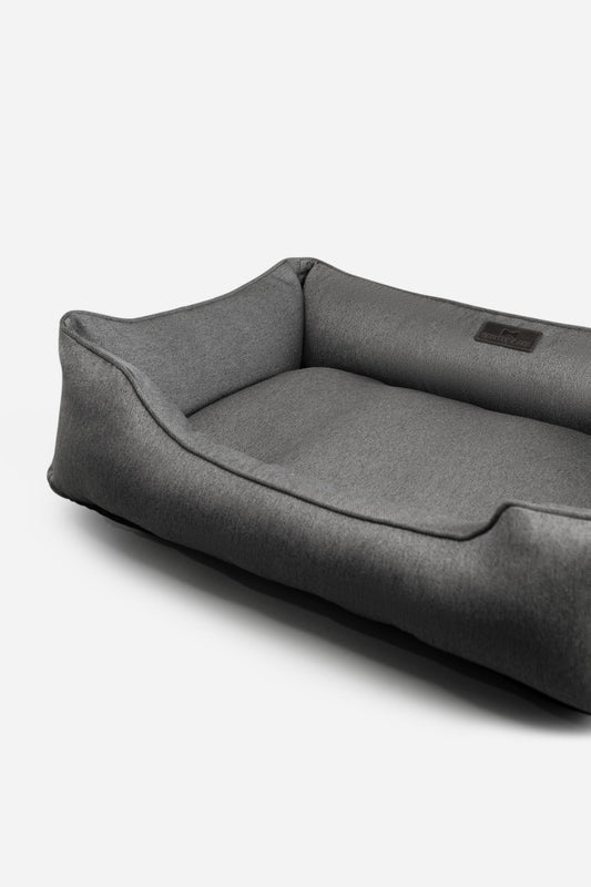 Vista en ángulo de Chester & Lee | Cotton Sleeper - Cama para perros gris