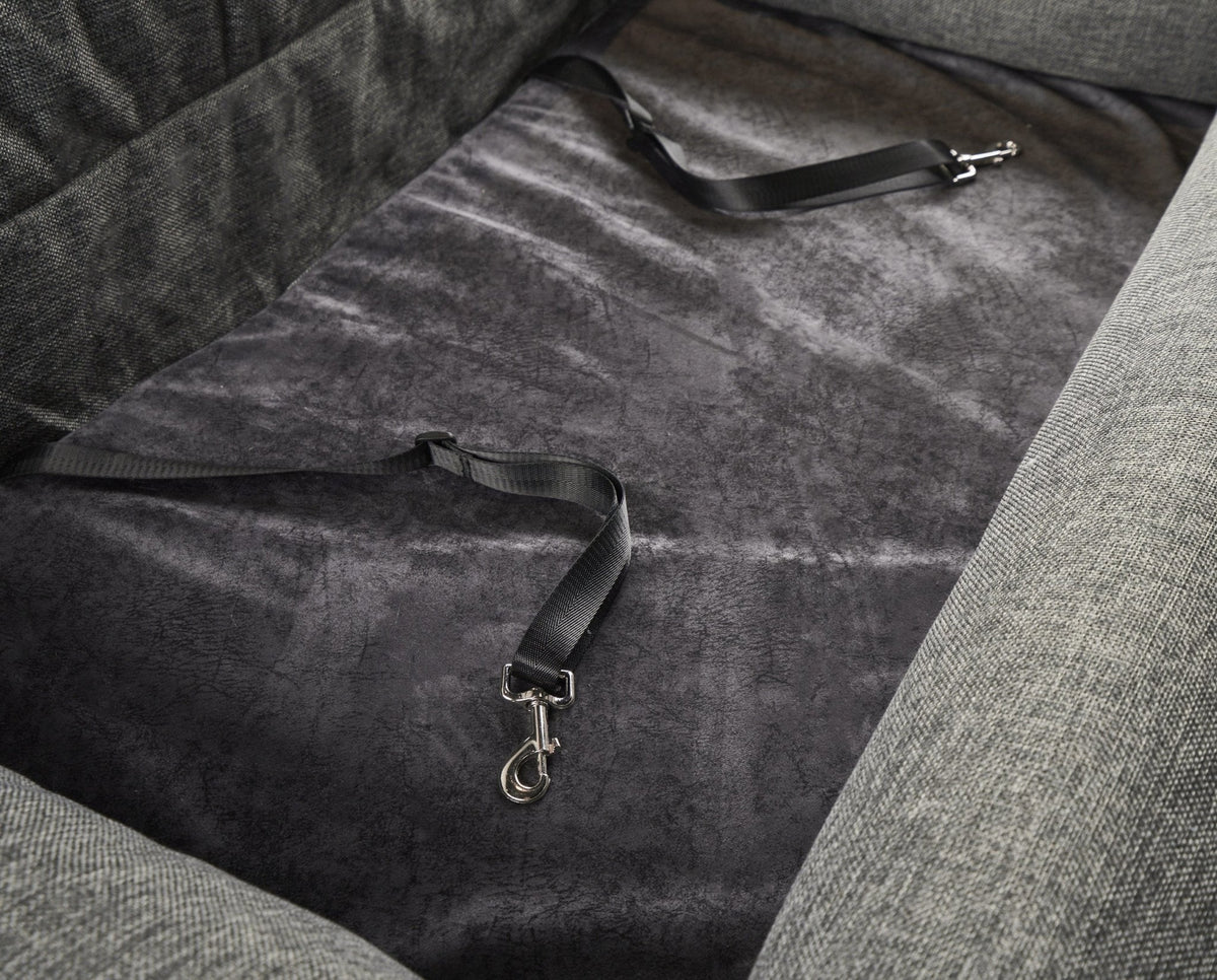 Adjustable safety leash inside the car bed