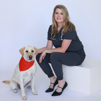 Dra. Leah Hill con PetVet Medic® Kit grande de primeros auxilios para mascotas - 120+ piezas