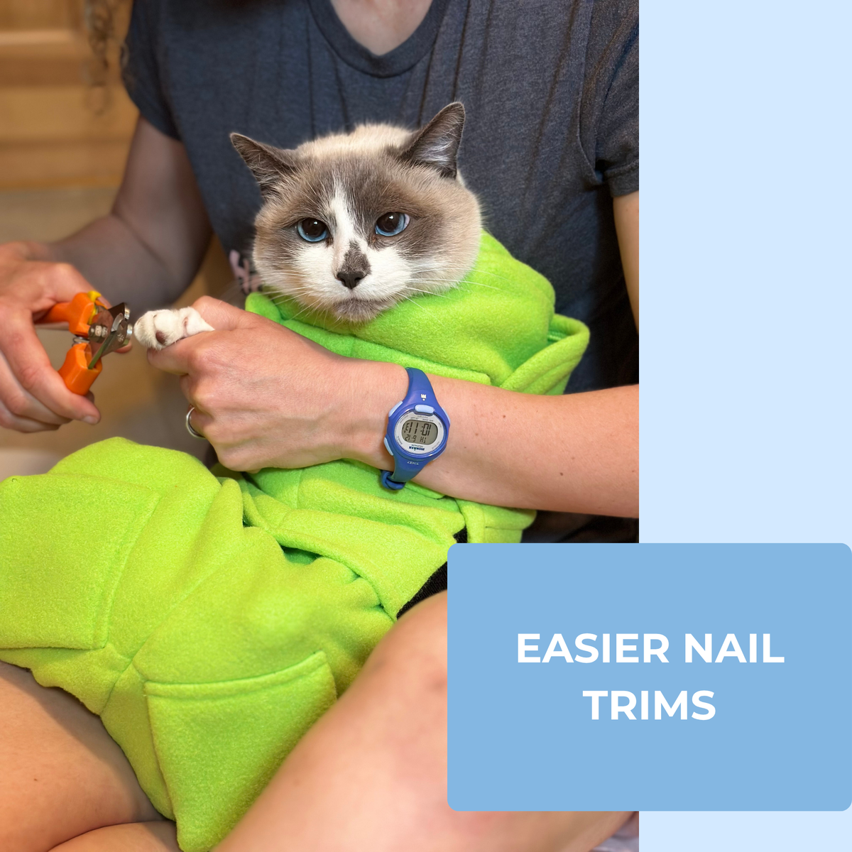 Gato con Home Cat Wrap durante un corte de uñas