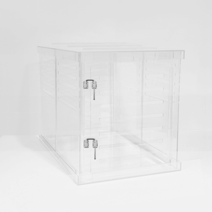 Ventilation detail on Hiddin Large Clear Pet Crate - Silver Latch