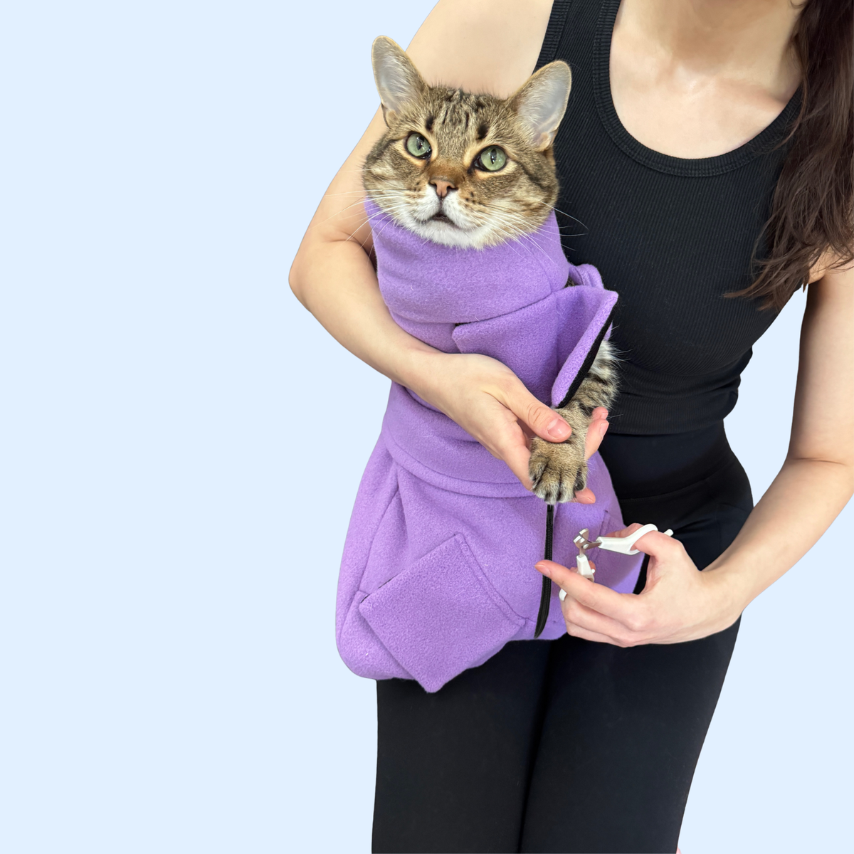 Home Cat Wrap mostrado en un gato para manejo y cuidado rutinarios